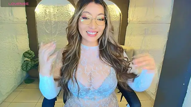 Snapshot of isabella__r chatting on June 10, 1:12 pm isabella r online show from June 10, 1:12 pm