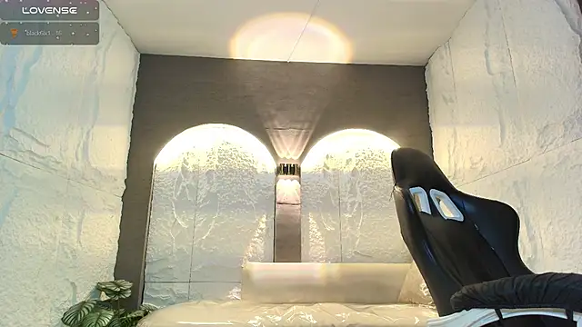 Snapshot of isabella__r chatting on June 28, 1:28 pm isabella r online show from June 28, 1:28 pm