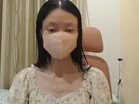 Lil-Cherries online show from April 16, 3:35 pm