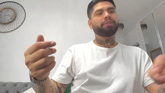 Snapshot of alexandermoris chatting on December 17, 6:46 pm alexandermoris online show from December 17, 6:46 pm