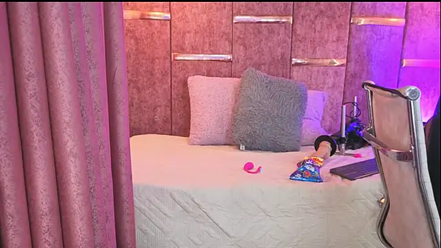 AuroraLanee  online show from January 9, 9:00 pm