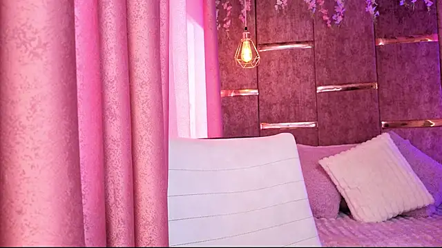 AuroraLanee  online show from November 19, 7:25 pm