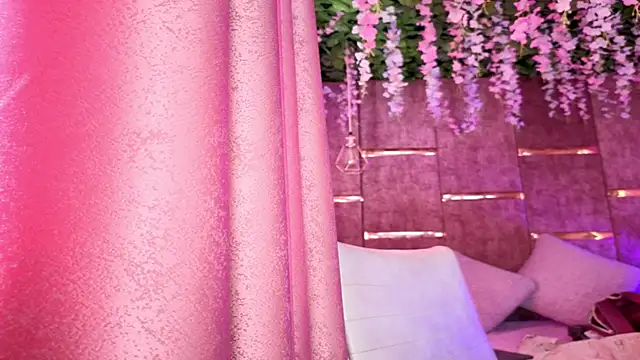 AuroraLanee  online show from December 3, 7:35 pm