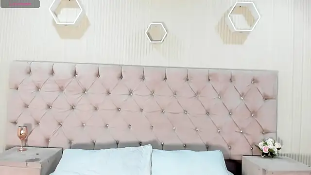 ZarinaWynne online show from June 4, 2:44 pm