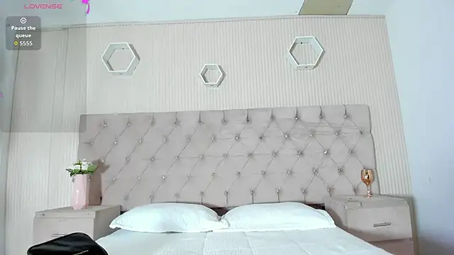 ZarinaWynne online show from May 11, 1:34 pm