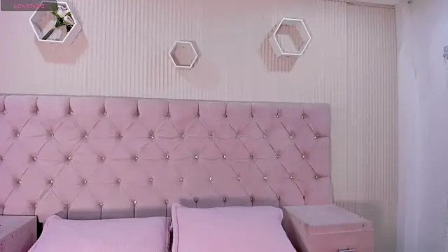 Snapshot of ZarinaWynne chatting on June 25, 2:33 pm ZarinaWynne online show from June 25, 2:33 pm