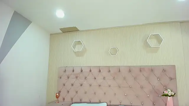 ZarinaWynne online show from May 18, 2:22 pm