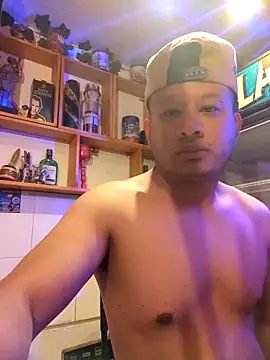 themorenofit08 online show from April 28, 11:42 pm