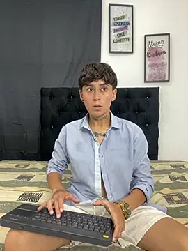 Snapshot of Miia_Hoot chatting on November 11, 1:50 pm Miia Hoot online show from November 11, 1:50 pm