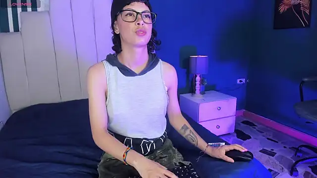Snapshot of AliceMadnes chatting on July 12, 6:53 pm AliceMadnes online show from July 12, 6:53 pm