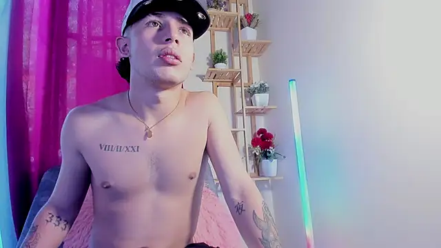 Snapshot of latiin_boy21 chatting on November 8, 5:38 pm latiin boy21 online show from November 8, 5:38 pm