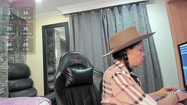 Snapshot of MilfBrenda chatting on November 18, 12:59 am MilfBrenda online show from November 18, 12:59 am