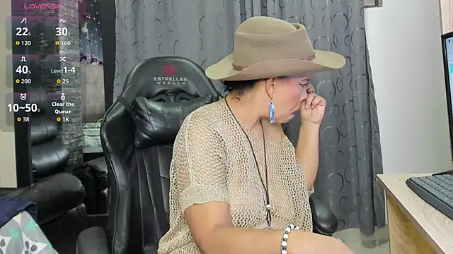 Snapshot of MilfBrenda chatting on January 14, 2:31 pm MilfBrenda online show from January 14, 2:31 pm