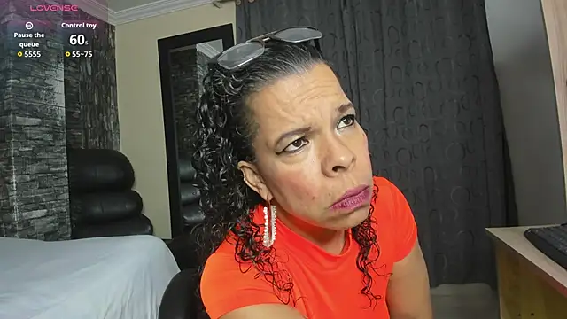 Snapshot of MilfBrenda chatting on December 3, 8:19 pm MilfBrenda online show from December 3, 8:19 pm