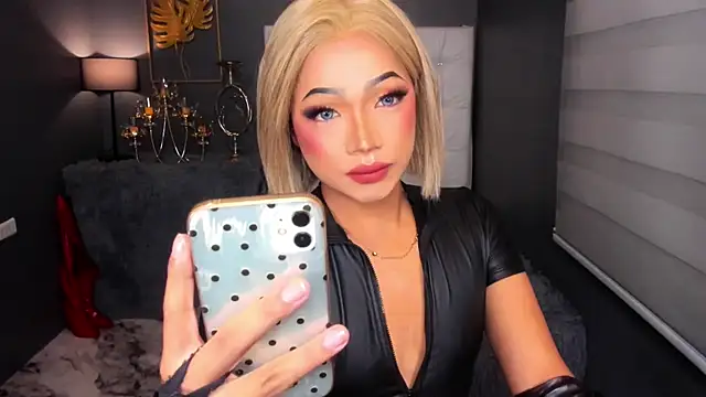 Snapshot of GwennGoddess chatting on February 8, 8:12 am GwennGoddess online show from February 8, 8:12 am