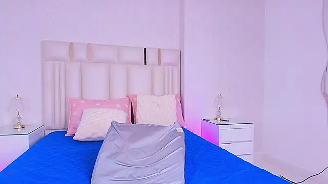 alanarose18 online show from April 15, 7:18 pm