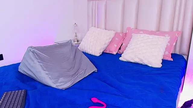 alanarose18 online show from March 25, 7:35 pm