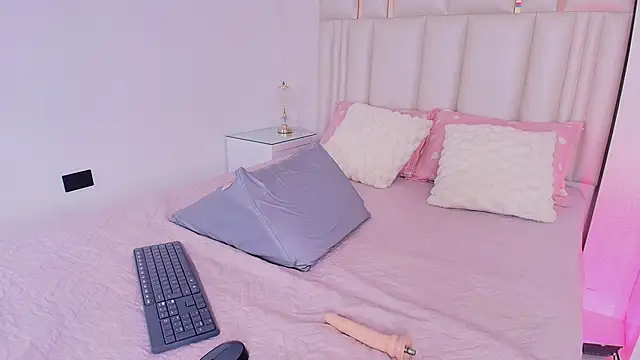 alanarose18 online show from April 10, 7:10 pm