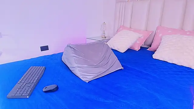 alanarose18 online show from April 13, 7:18 pm