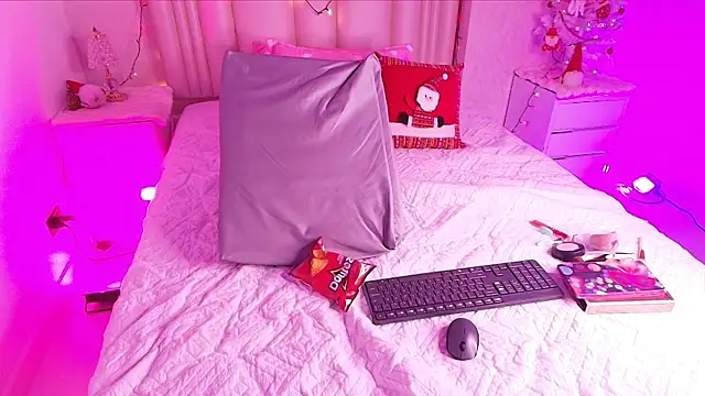 alanarose18 online show from December 5, 7:34 pm