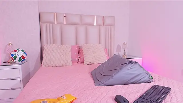 Snapshot of alanarose18 chatting on July 2, 7:20 pm alanarose18 online show from July 2, 7:20 pm