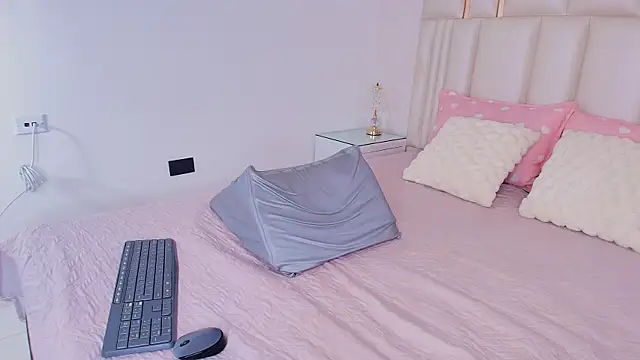 alanarose18 online show from April 9, 7:20 pm