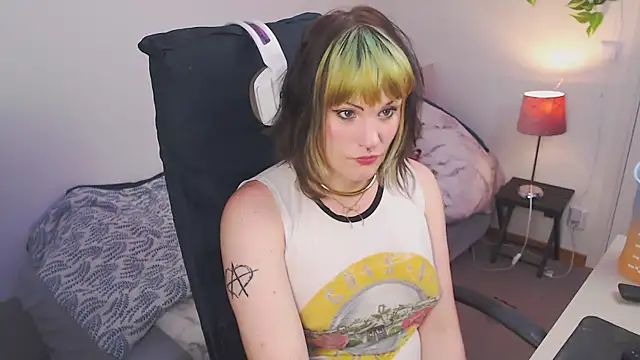 Snapshot of slutty_violet chatting on May 24, 5:02 pm slutty violet online show from May 24, 5:02 pm