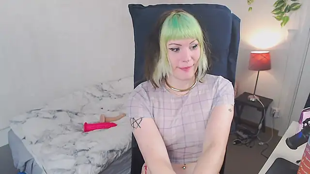 Snapshot of slutty_violet chatting on June 30, 1:33 pm slutty violet online show from June 30, 1:33 pm