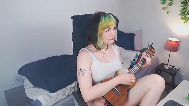 Snapshot of slutty_violet chatting on May 18, 1:05 pm slutty violet online show from May 18, 1:05 pm