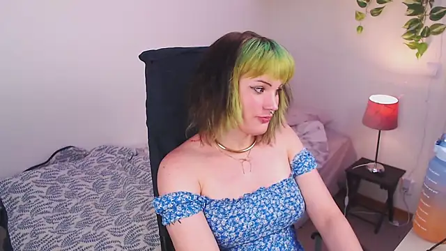 Snapshot of slutty_violet chatting on June 3, 2:44 pm slutty violet online show from June 3, 2:44 pm