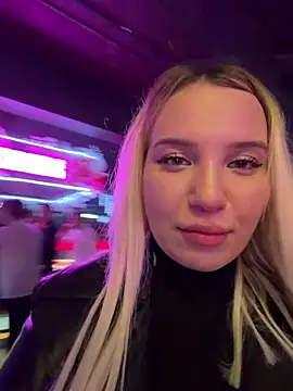 Snapshot of KilianaNoir chatting on February 14, 12:44 am KilianaNoir online show from February 14, 12:44 am