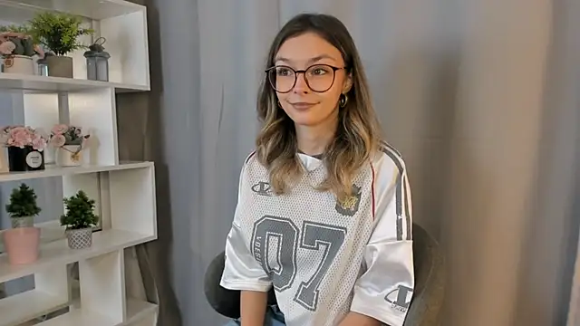 Snapshot of EvitaChant chatting on November 9, 8:18 am EvitaChant online show from November 9, 8:18 am