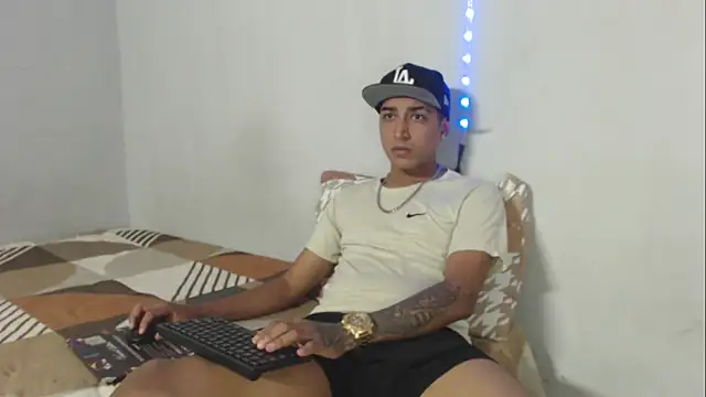 Snapshot of scotthott chatting on November 10, 8:25 pm scotthott online show from November 10, 8:25 pm