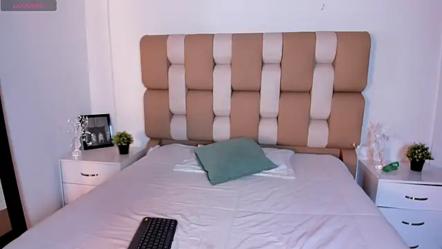 Saara Corraless online show from November 10, 7:30 pm