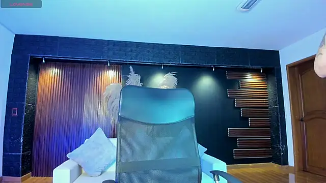 Saara Corraless online show from April 17, 6:33 pm