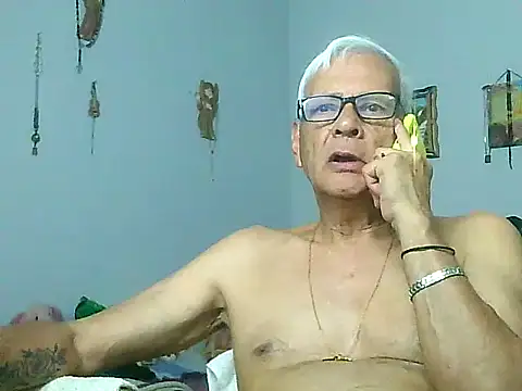 dirtysluttyfist online show from December 15, 7:20 pm