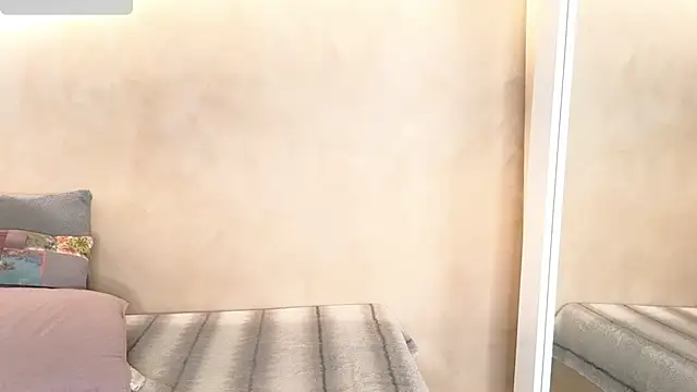 BellaRooux online show from January 14, 12:20 pm