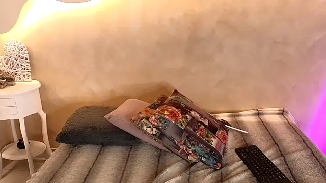 BellaRooux online show from January 8, 12:33 pm