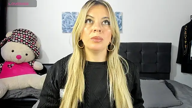 ariannawil online show from April 18, 1:08 am