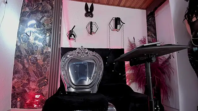 Halley Ravenn online show from December 21, 1:46 pm