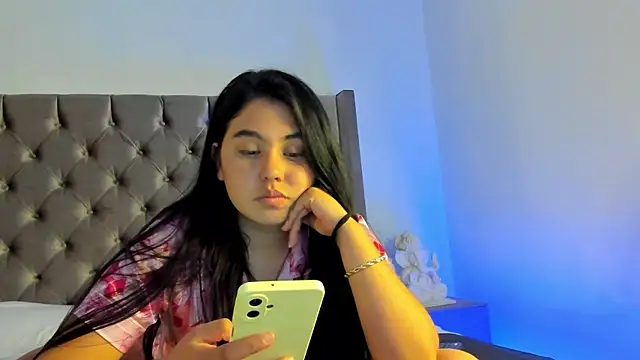 NikkiBotero online show from November 17, 8:35 pm