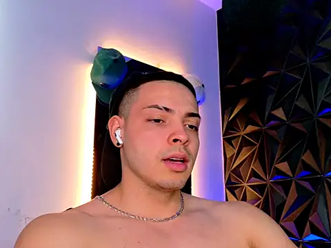 Maxwell Dupont online show from November 13, 8:35 pm