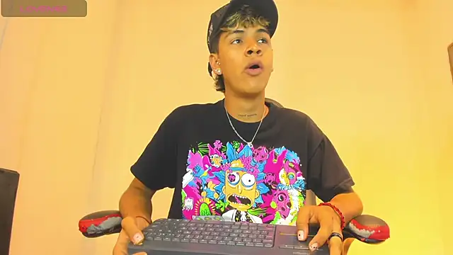 Timmy Kiing  online show from November 26, 8:20 pm