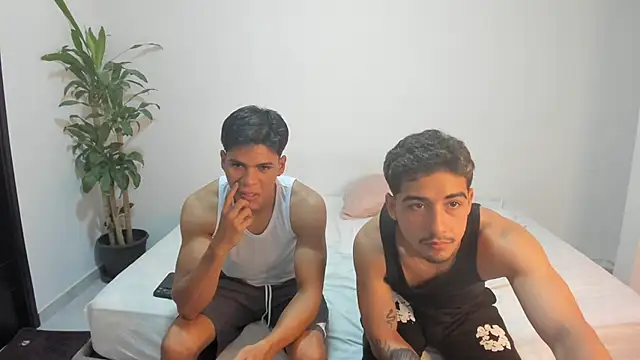 Snapshot of shark_boy28 chatting on November 13, 8:24 pm shark boy28 online show from November 13, 8:24 pm