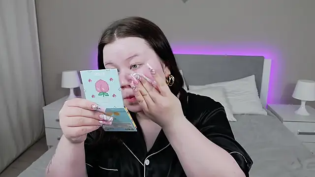 Snapshot of EvaNova_ chatting on December 3, 4:24 am EvaNova online show from December 3, 4:24 am