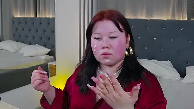 Snapshot of EvaNova_ chatting on December 18, 4:39 am EvaNova online show from December 18, 4:39 am