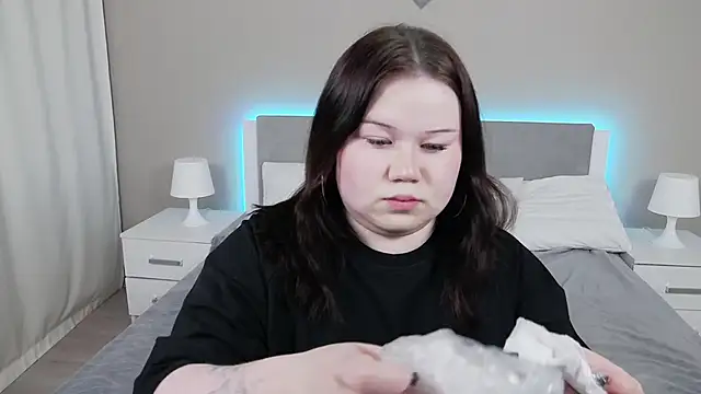 Snapshot of EvaNova_ chatting on November 17, 4:27 am EvaNova online show from November 17, 4:27 am