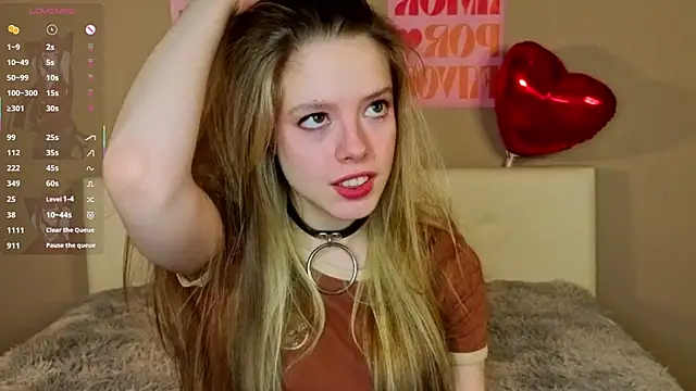 Snapshot of TiffinyMergist chatting on February 18, 8:27 pm TiffinyMergist online show from February 18, 8:27 pm