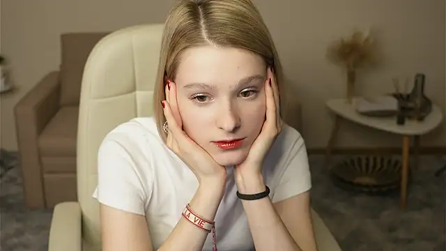 EvitaMull online show from November 10, 2:55 pm