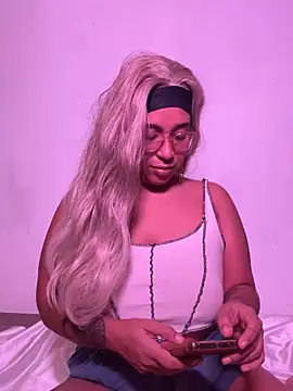 Snapshot of CaneliitaBlaze chatting on November 11, 11:27 am CaneliitaBlaze online show from November 11, 11:27 am